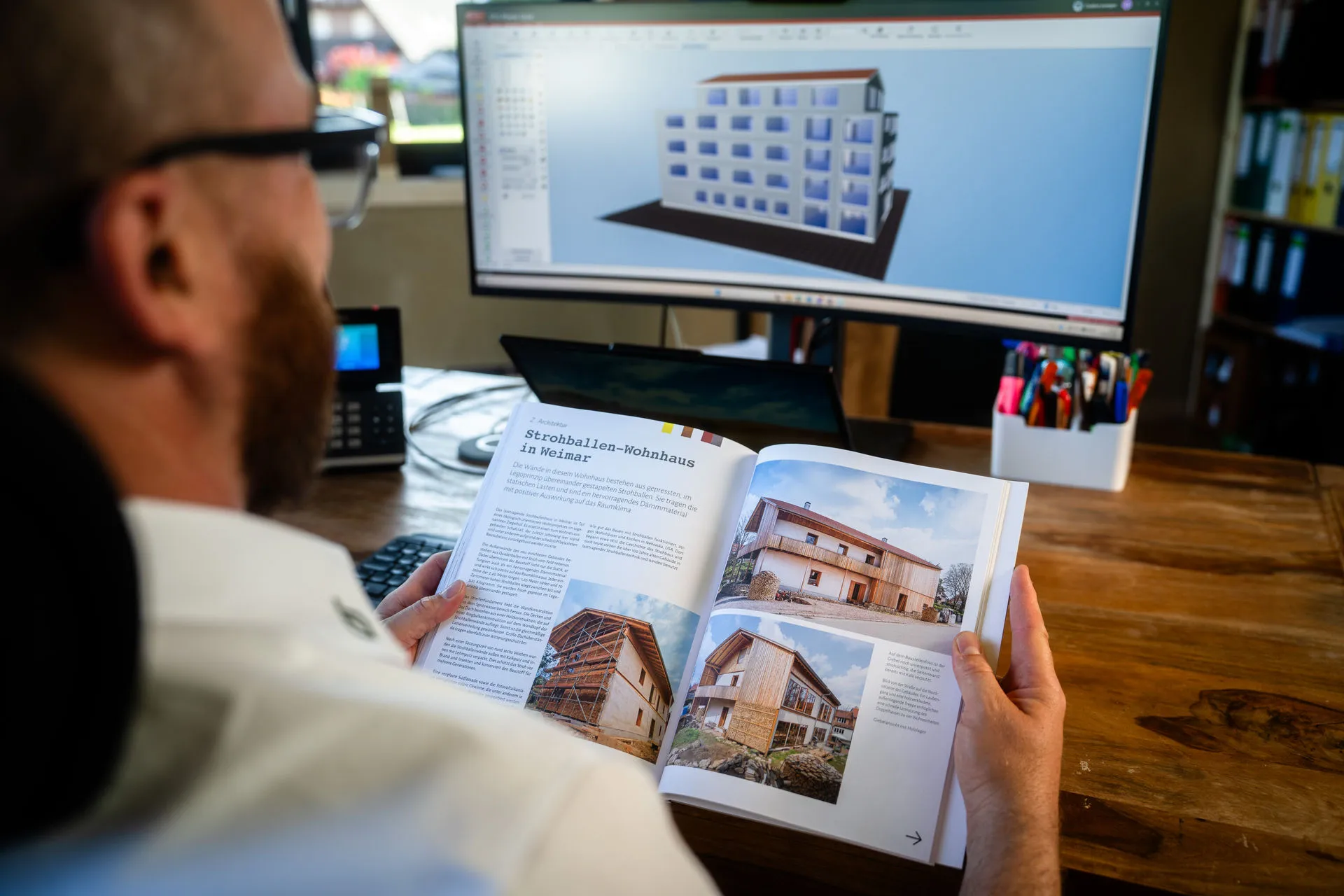 Planer bei Planung mit 3D-Gebäudemodell